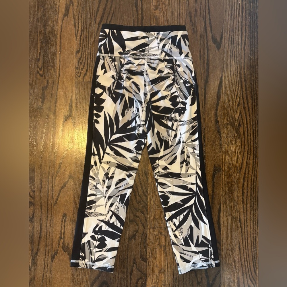 Old Navy Black and White Patterned Capris - Picture 5 of 6